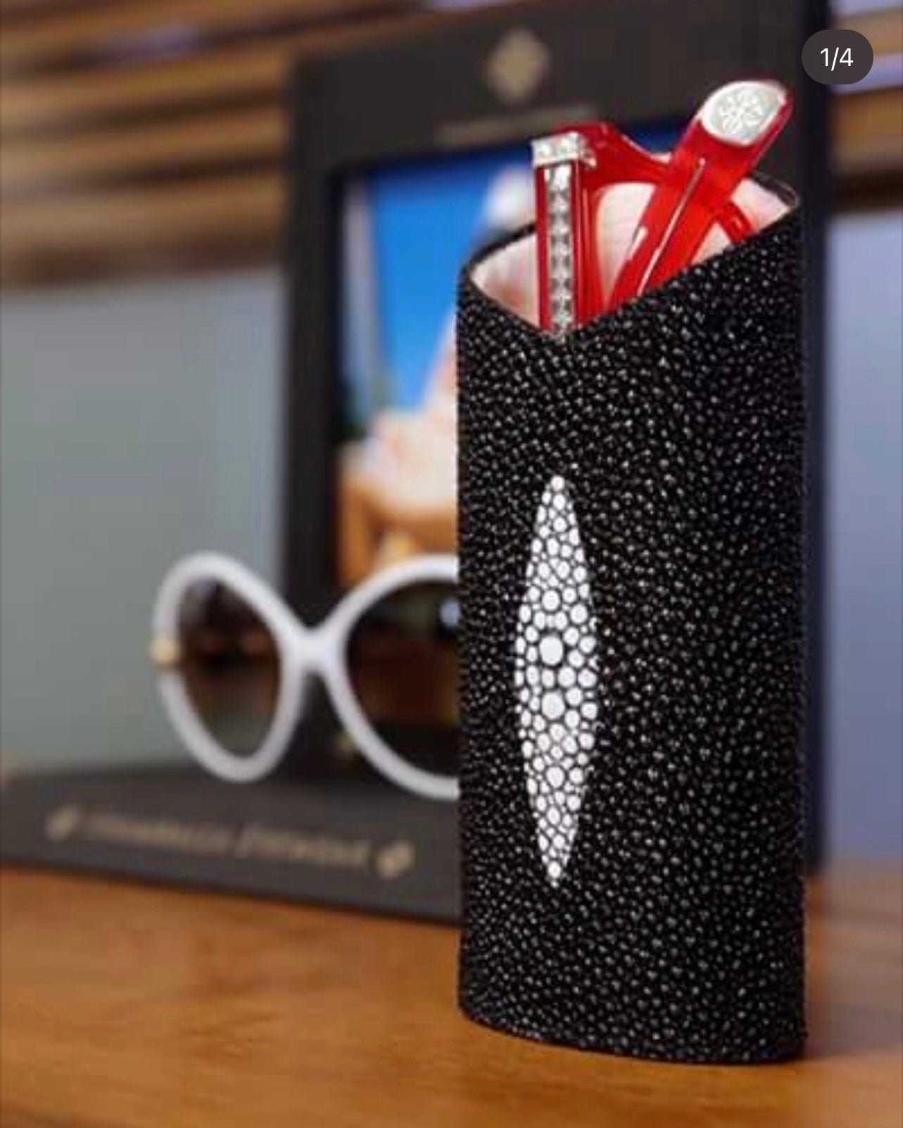 The Luxury Eyewear Stand - Stingray
