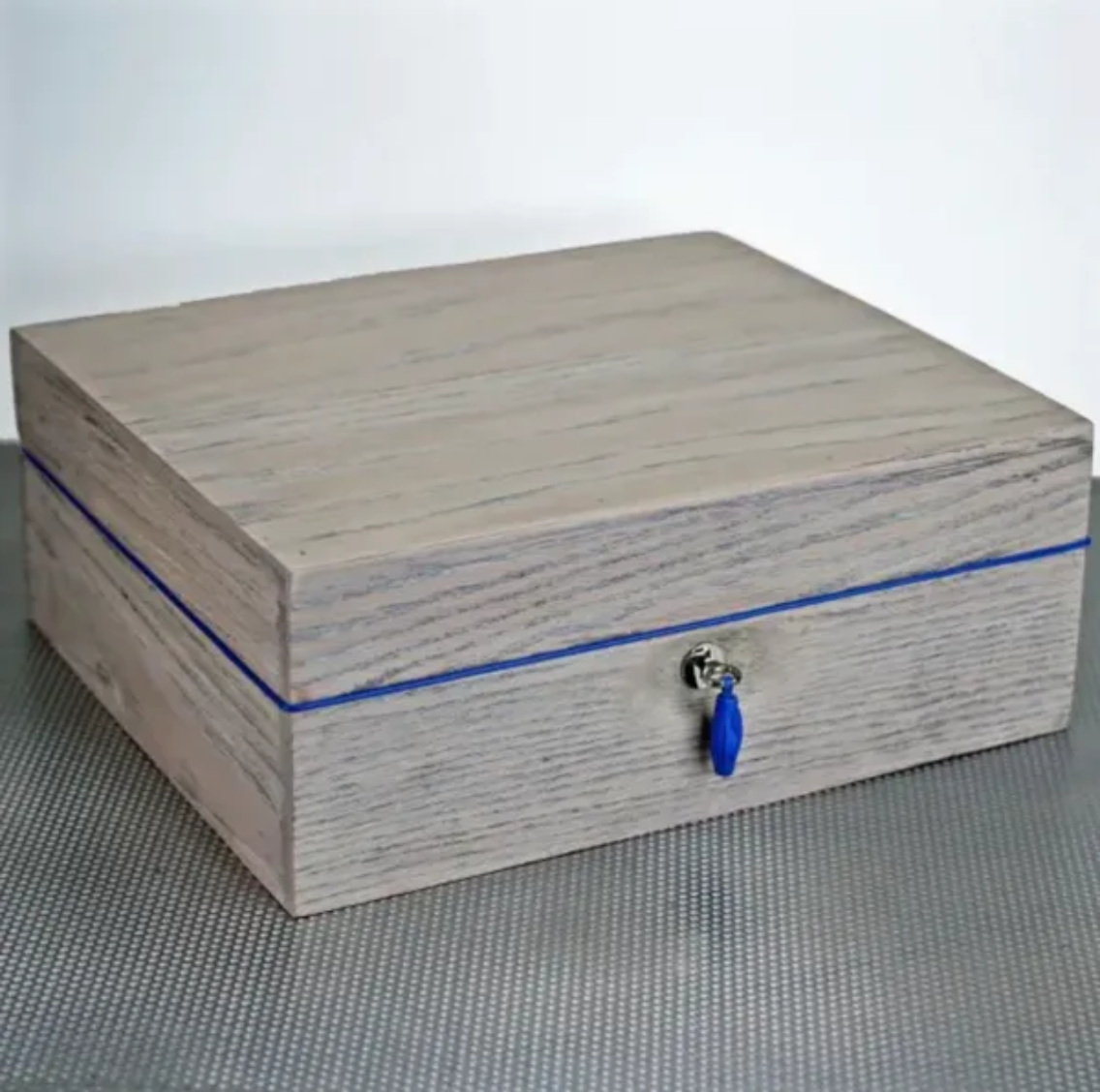 The "Bleached Oak Wood" Humidor (60/70 Count)